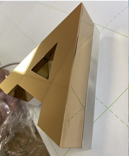 中高等的餐飲店招選擇什么樣的材質(zhì)做發(fā)光字成果比較好？