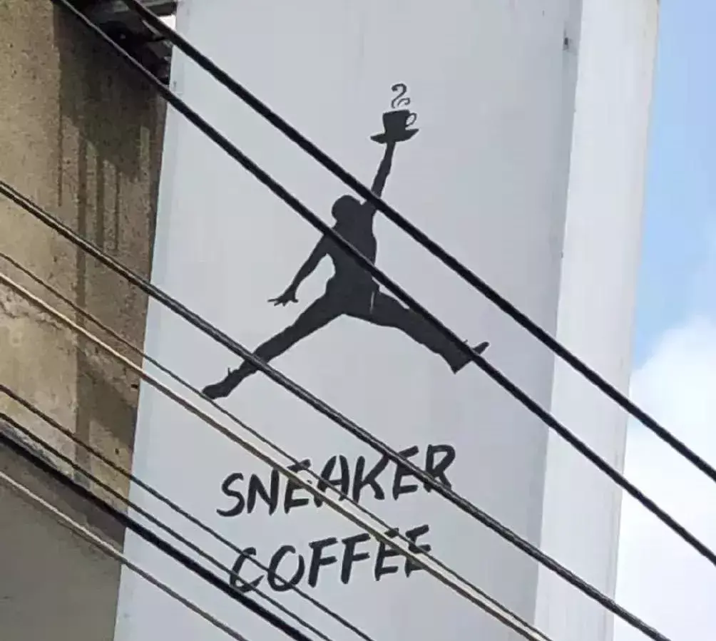 中國(guó)路邊的做廣告牌，我能笑一年4