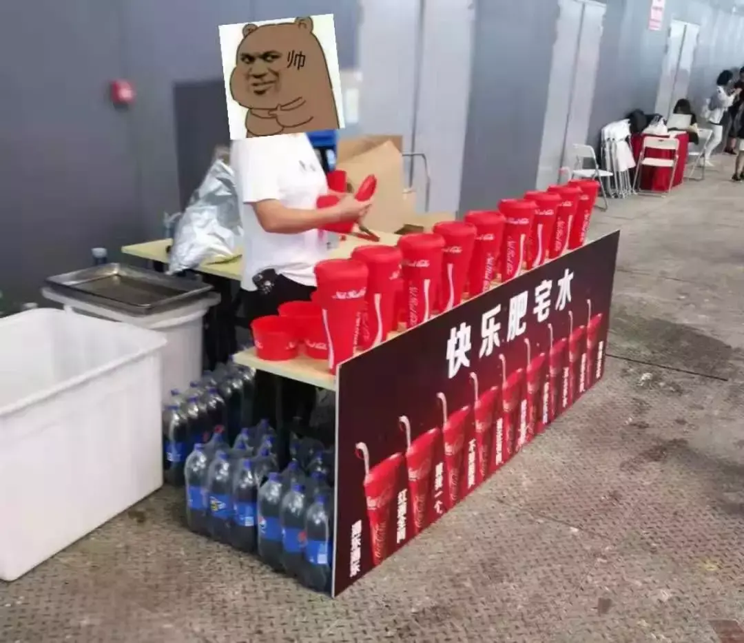 中國(guó)路邊的做廣告牌，我能笑一年27