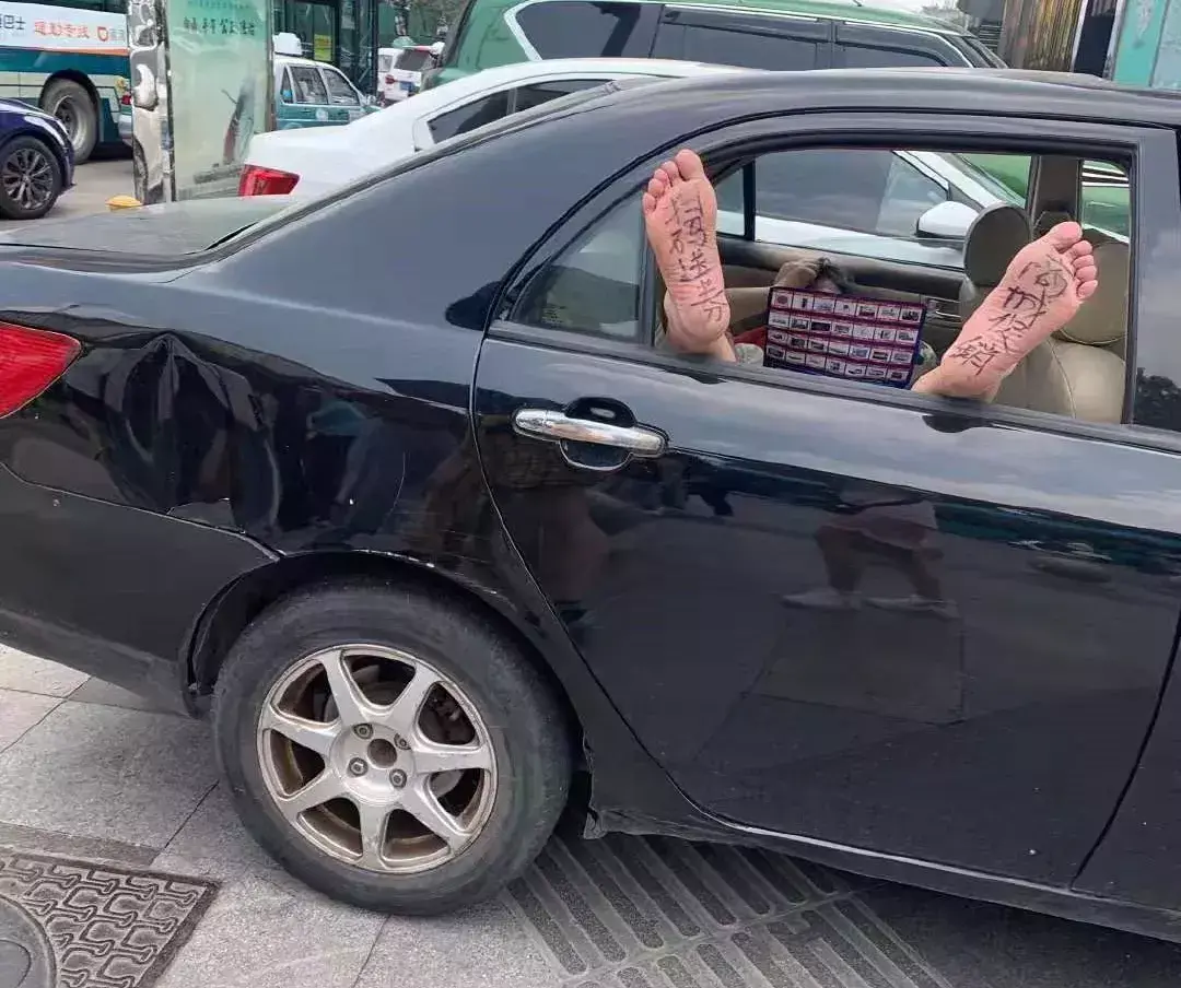 中國(guó)路邊的做廣告牌，我能笑一年29