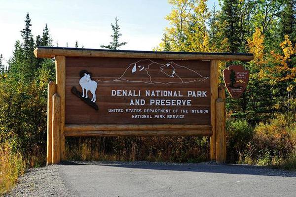 “旅游化”的LOGO系統(tǒng)，讓標(biāo)志牌作為景區(qū)里的特別景致3